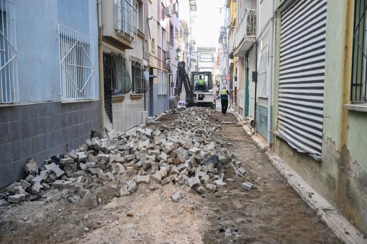 Bornova’da Yol Çalışmaları Hızla Devam Ediyor