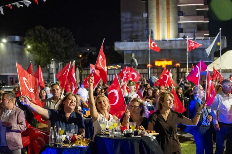 Bornova’da Zafer Bayramı Coşkusu Abide’de Yaşandı