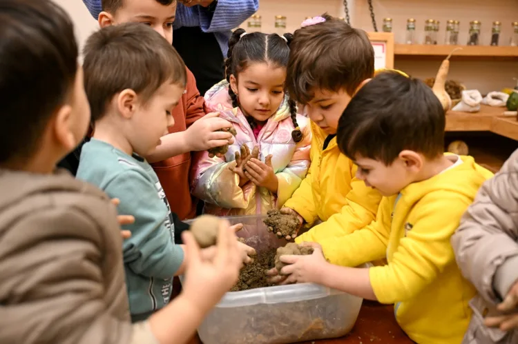 Bornovalı Çocuklar Tohum Topu Yapmayı Öğrendi