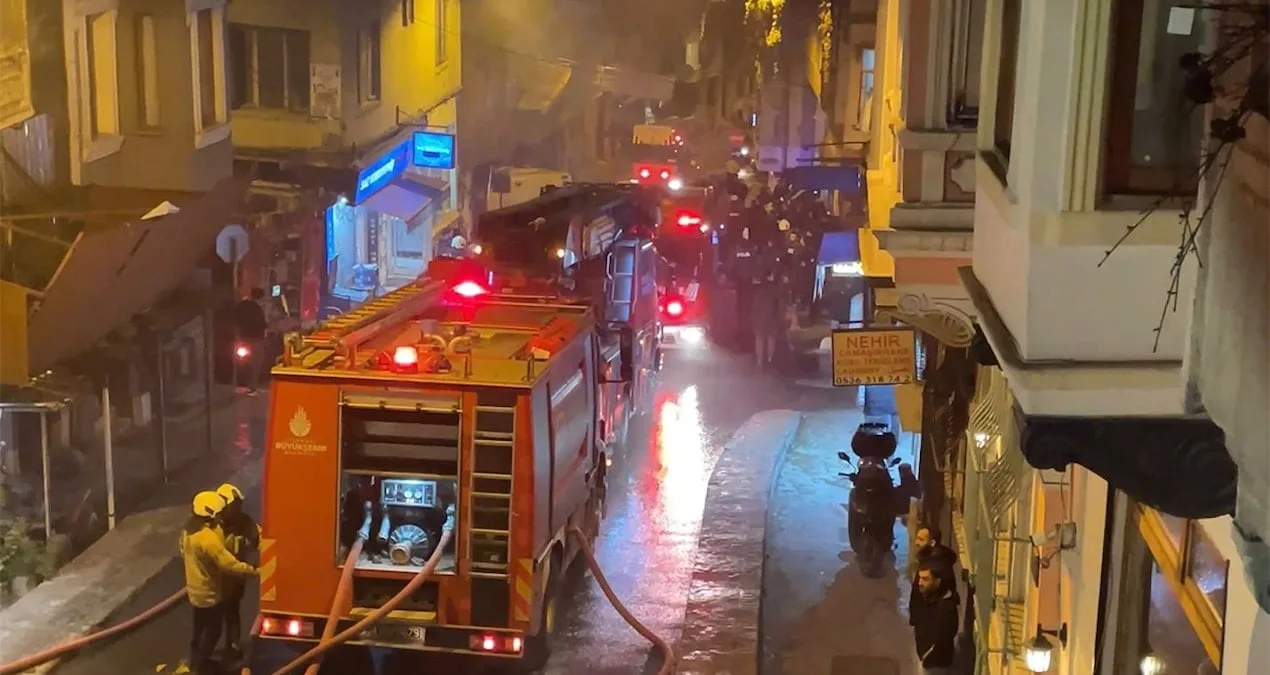 Boş Dairedeki Yangın, İki Kişiyi Hastaneye Gönderdi