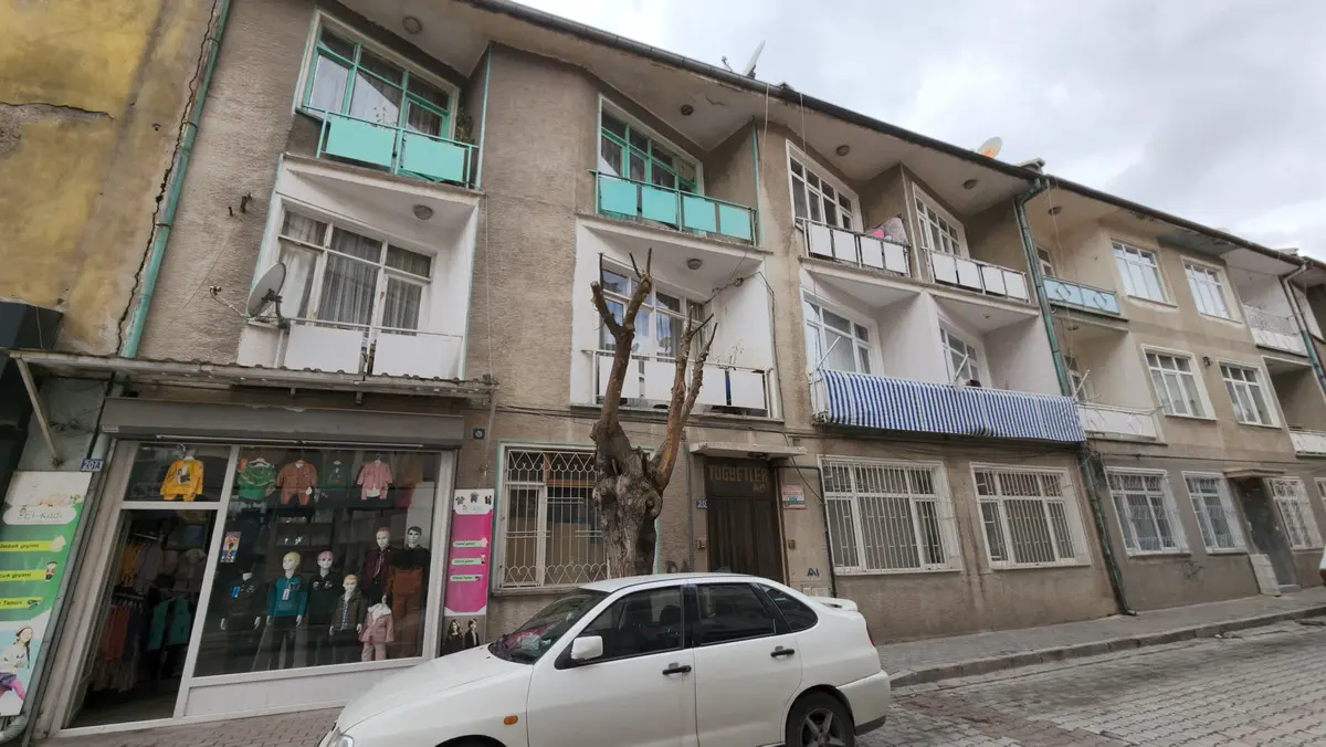 Babasını boğarak katletti, cesediyle aynı evde kaldı! 3