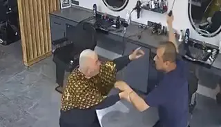 Berberde tıraş olan husumetlisine satırla saldırdı