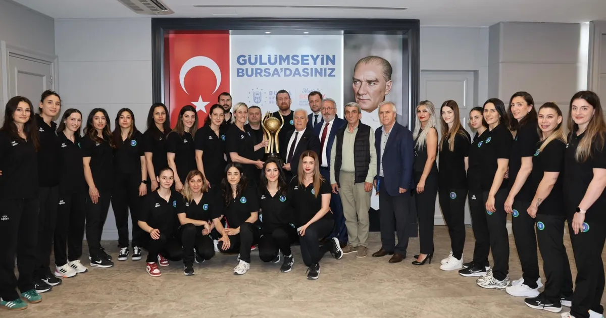 Bozbey’den Şampiyon Hentbol Takımına Övgü!
