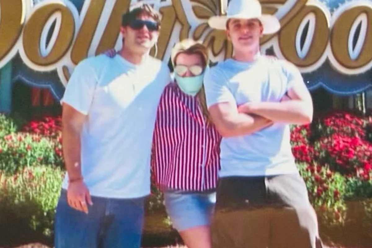 Britney Spears Aile Gezisinde Maske ve Gözlükle Görüntülendi