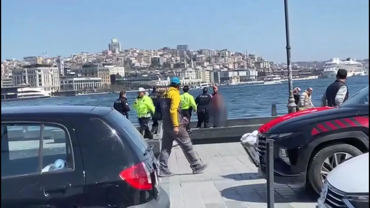 İstanbul un orta yerinde büfeden aldığı döner bıçağıyla boğazını kesti! 3