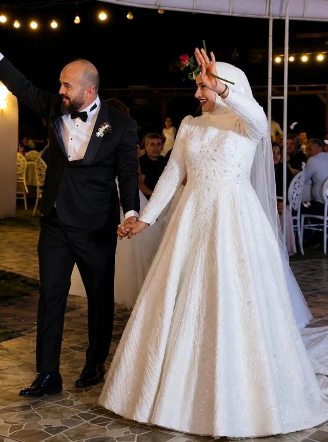 Burak Özçivit’ten Düğün Eleştirilerine Sert Tepki: Bizi Rahat Bırakın