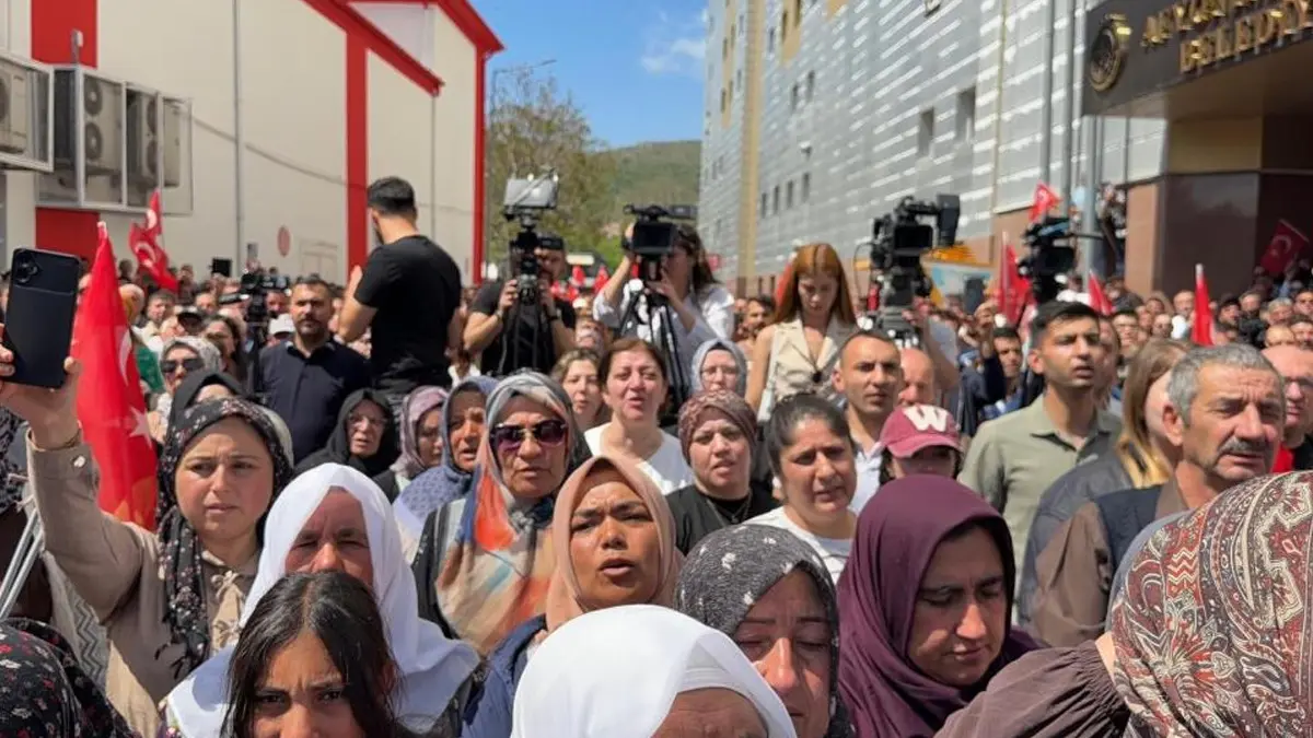 AK Parti'ye geçti, belediye önünde halka seslendi: