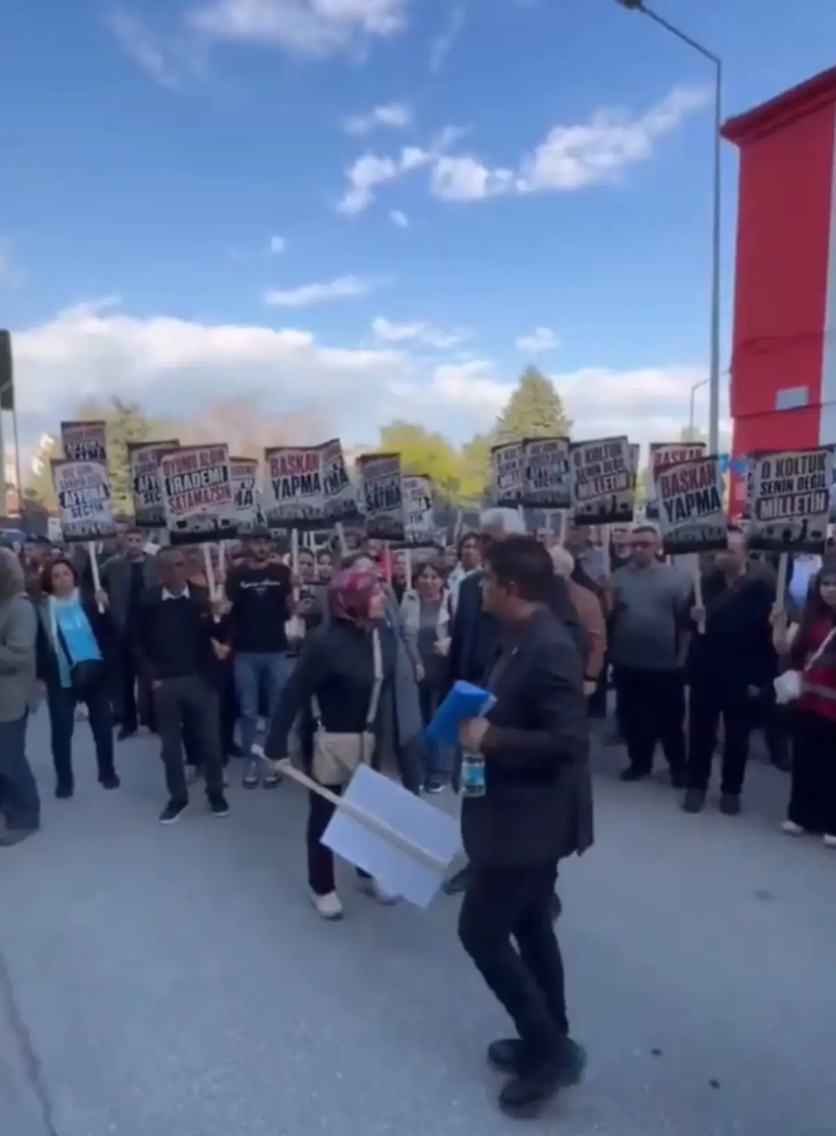 AK Parti iddiaları sonrası Burcu Köksal a Afyon da protesto: Sinir krizi geçirdi 2