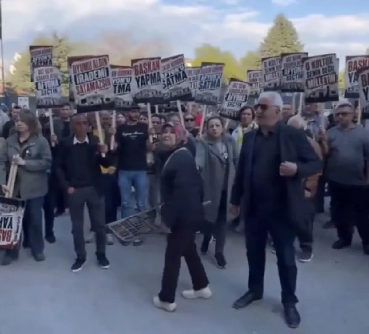 AK Parti iddiaları sonrası Burcu Köksal a Afyon da protesto: Sinir krizi geçirdi 3