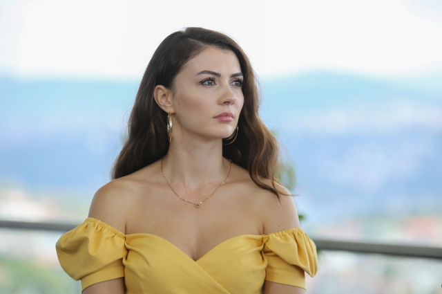 Burcu Özberk’in Kariyerinin İlk Dönemlerine Ait Görüntüleri Yeniden Gündemde