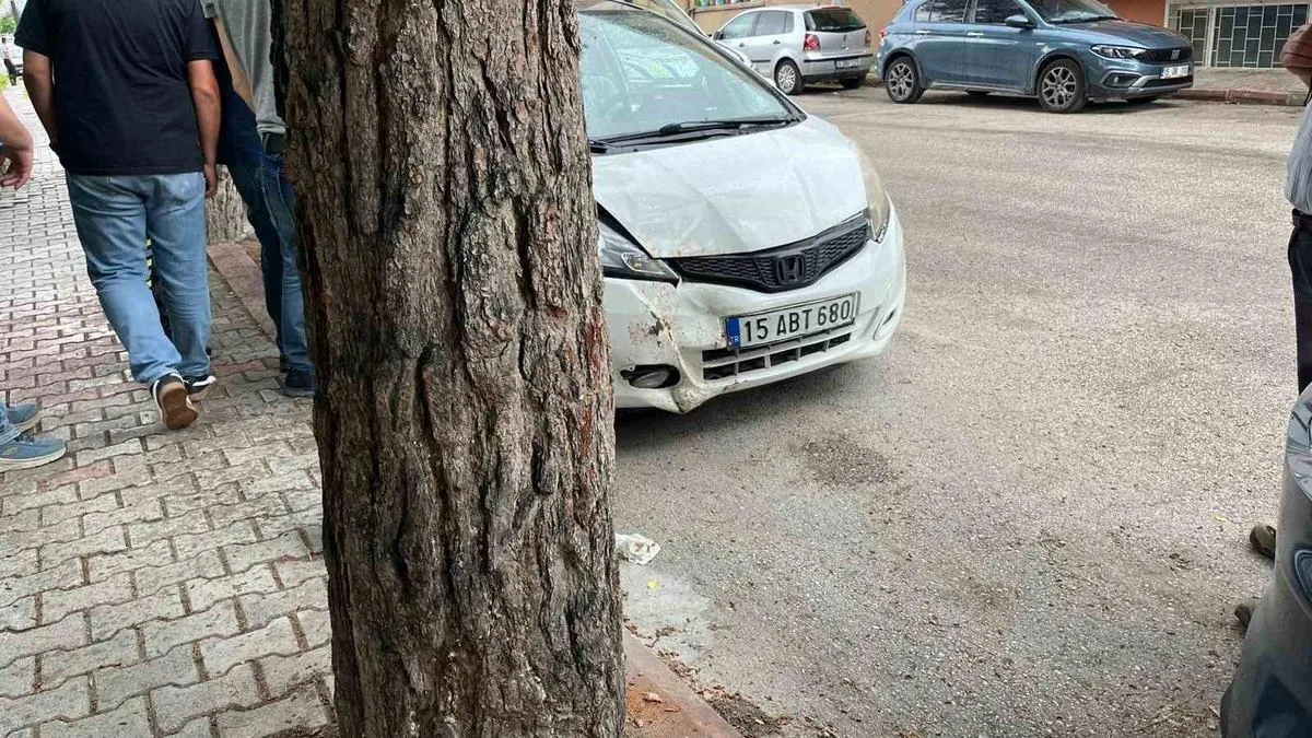 Burdur’da Otomobil Ağaca Çarptı: 1 Yaralı!