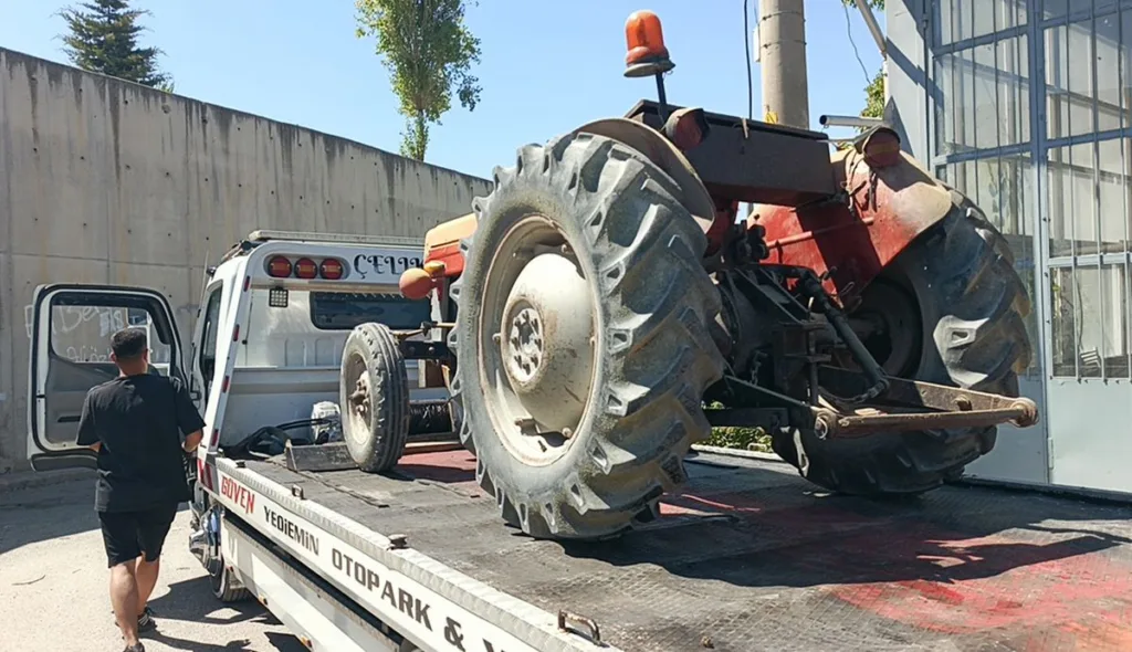 Burdur’da Traktörle ATM’lere Çarpan Sürücüye 127 Bin Lira Ceza
