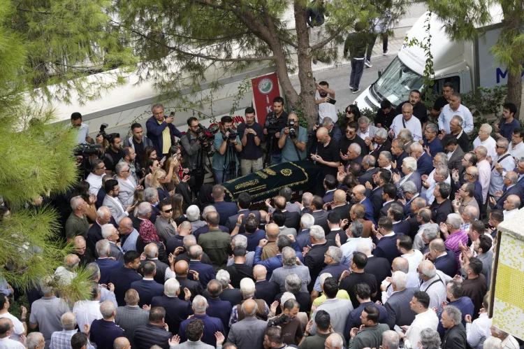 Burhan Özfatura, İzmir’in eski başkanı vefat etti