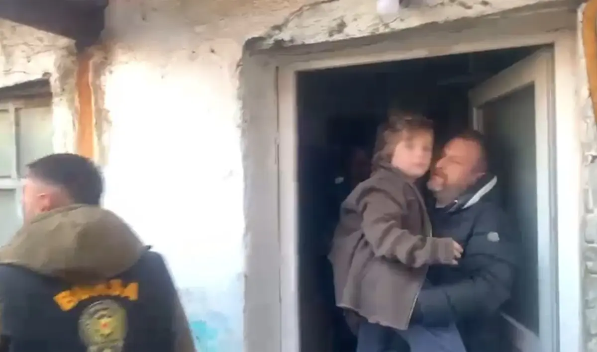 Film gibi olay: Türk baba oğlunu Alman annesinden kaçırıp 7 yıl harabe evde sakladı! Dışarı bile çıkarmamışlar... 2