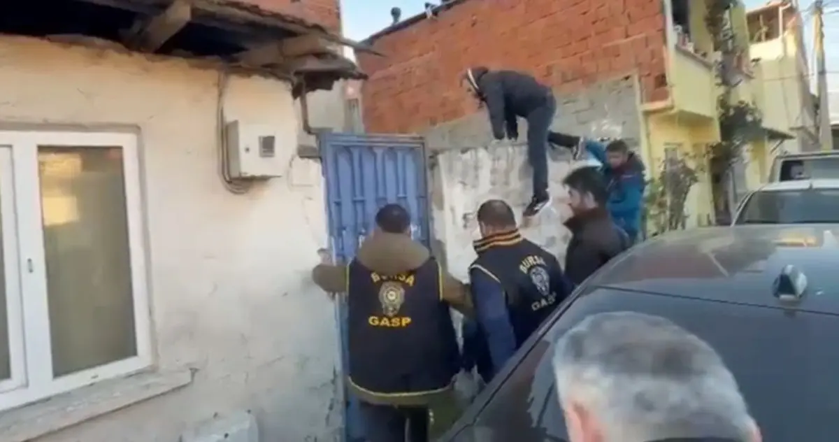 Film gibi olay: Türk baba oğlunu Alman annesinden kaçırıp 7 yıl harabe evde sakladı! Dışarı bile çıkarmamışlar... 11