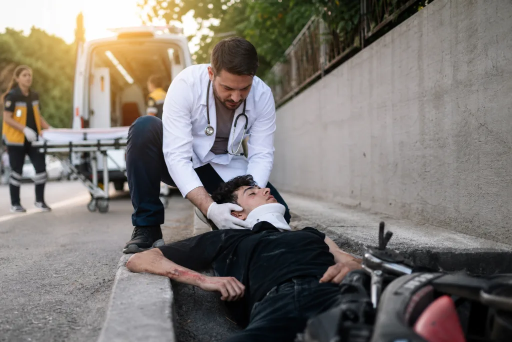 Bursa’da Acil Tedavi: Doktor, Duvarı Aşarak Yaralıya Ulaştı