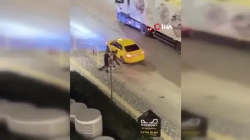 Bursa'da AVM önünde bıçaklı saldırgan dehşeti! Saniye saniye kamerada...