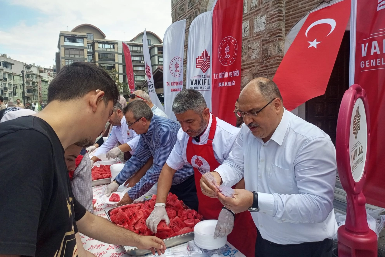 Bursa’da Cuma Namazı Sonrası Karpuz İkramı