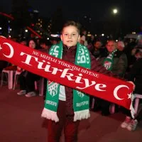 Bursa'da dev ekranda milli coşku Bursa'da dev ekranda milli coşku