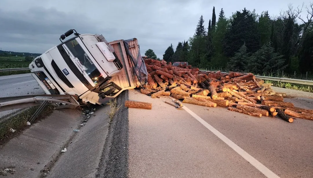 Bursa’da Devrilen Kamyon Trafiği Felç Etti