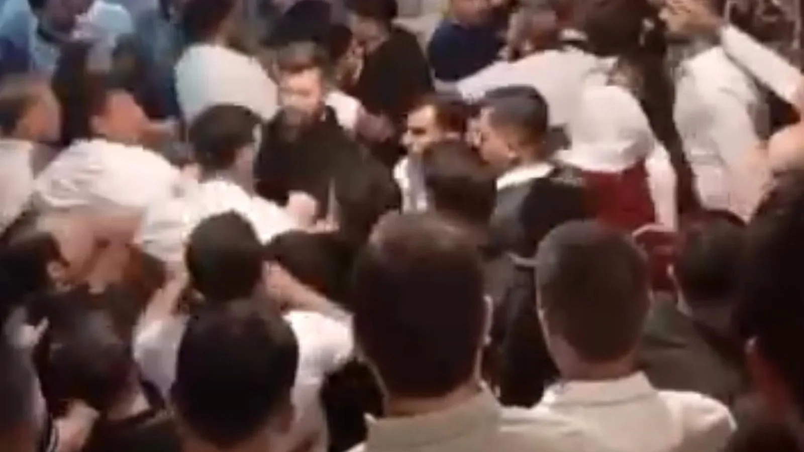 Bursa’da Düğün Önünde Tekme Tokat Kavga!