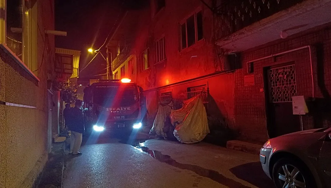 Bursa’da Evini Yakan Adam Hastaneye Kaldırıldı