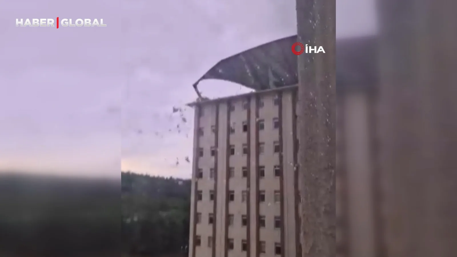Bursa’da Fırtına Çatıları Uçurdu, Öğrencilere Uyarı!
