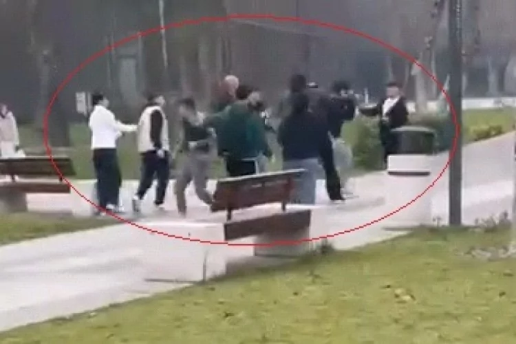 Bursa’da Gençler Arasında Tekmeli Yumruklu Kavga!