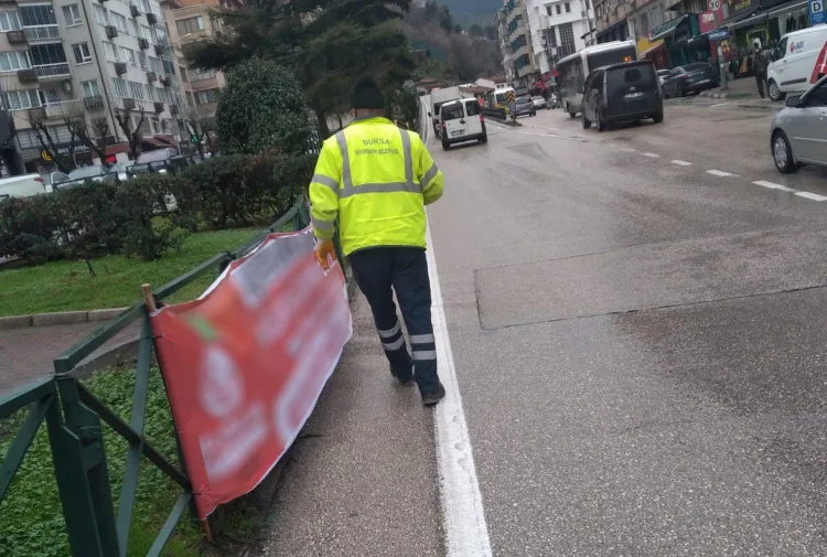 Bursa'da İzinsiz Afiş Kaldırma Çalışmaları
