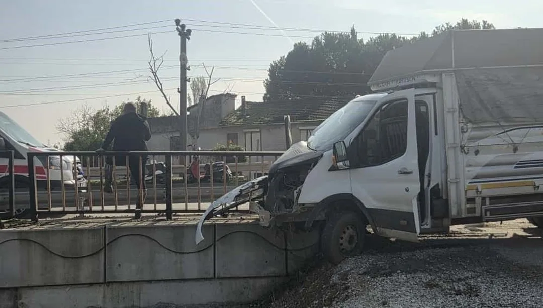 Bursa’da Kamyonet Köprü Demirlerine Saplandı!