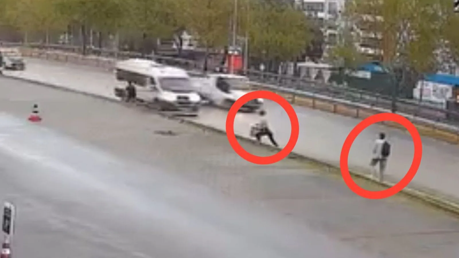 Bursa’da Kamyonet Servis Aracına Çarptı! Kıl Payı!