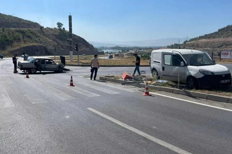 Bursa’da Kaza: Hafif Ticari Araç Refüje Çıktı!