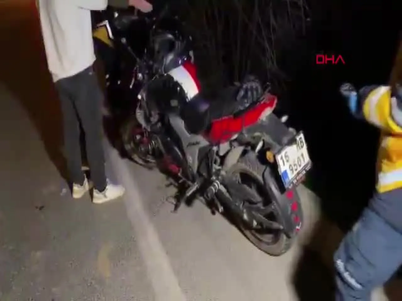 Bursa'da motosikletle çarpışan araç AVM bahçesine uçtu! Yaralılar var...