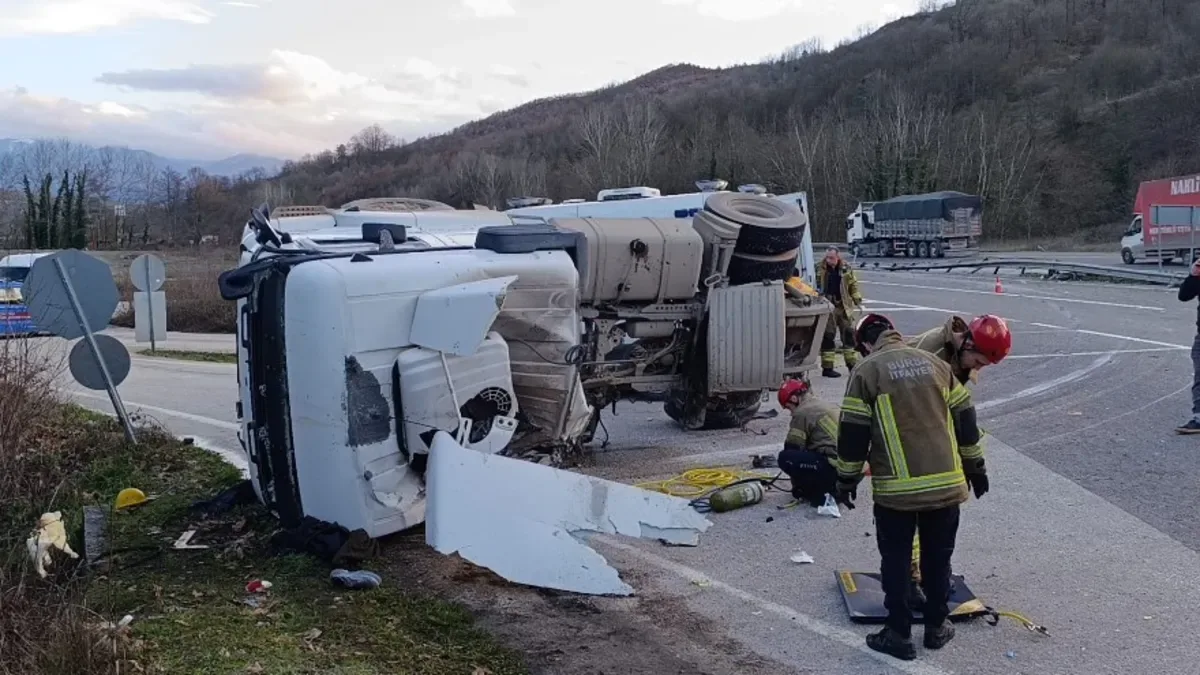 Bursa’da Kuru Beton Tankeri Devrildi: Sürücü Hayatını Kaybetti