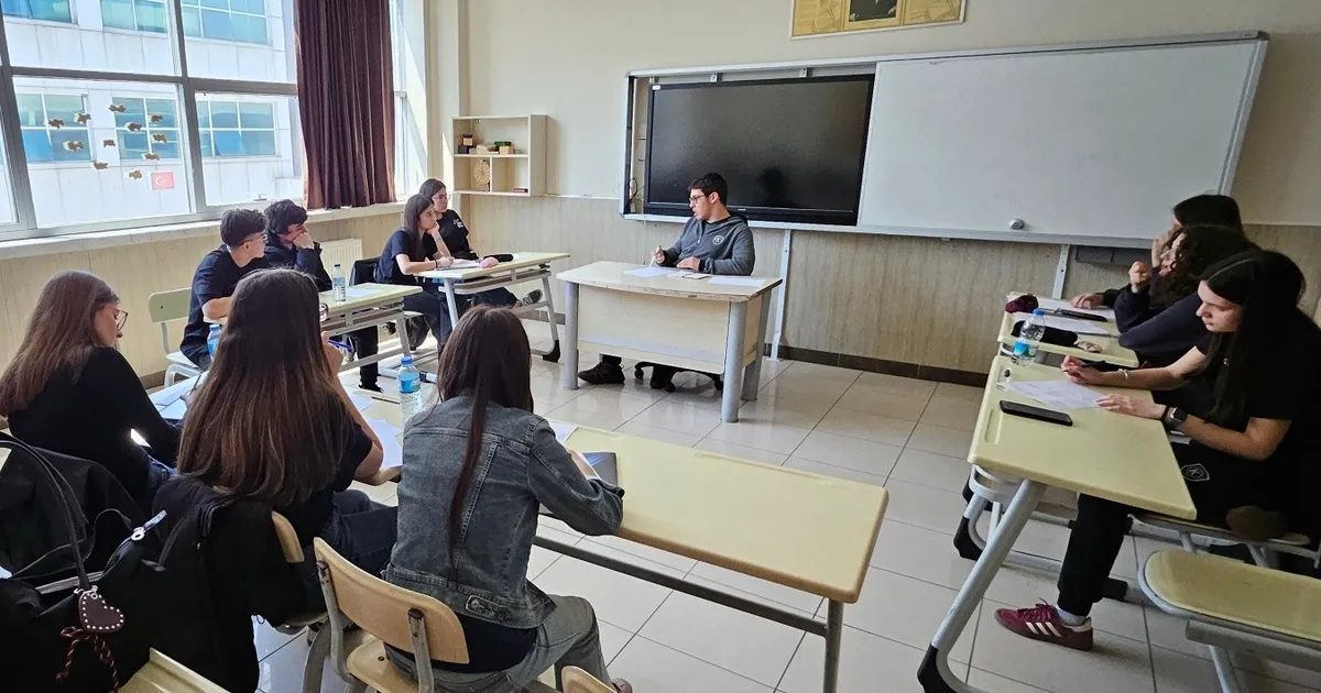 Bursa’da Lise Öğrencilerinden Etkileyici Münazara
