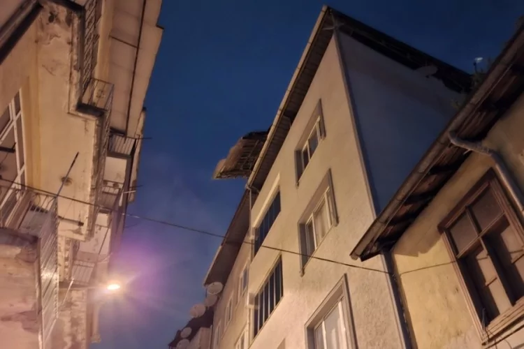 Bursa’da Lodos, 5 Katlı Binanın Çatısını Uçurdu!