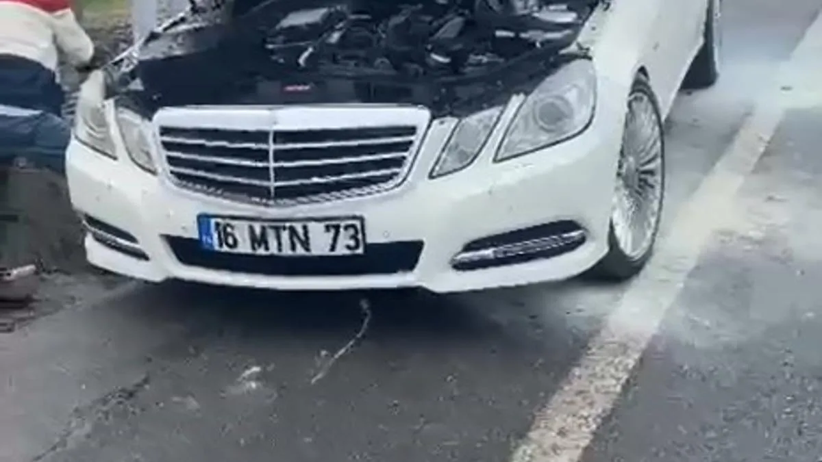 Bursa’da Lüks Araçta Yangın Paniği!