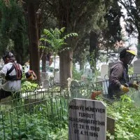 Bursa’da mezarlıklar bayrama hazır