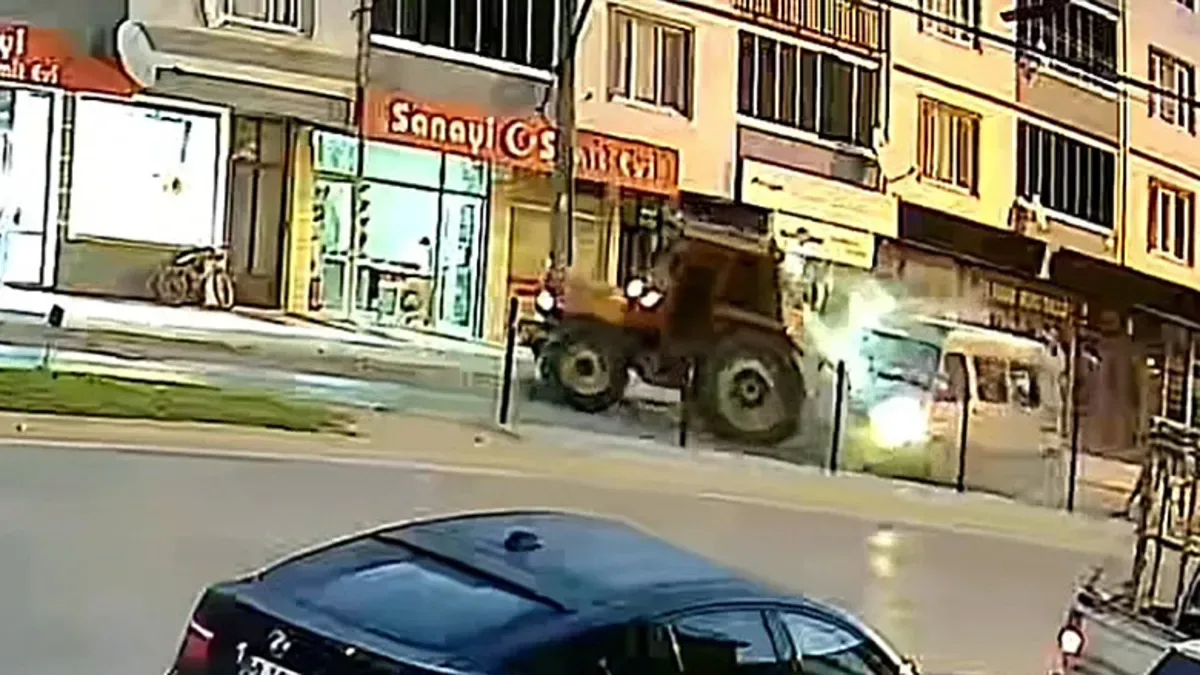 Bursa’da Minibüs Traktöre Çarptı: 10 Yaralı!