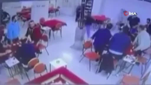 Bursa'da deprem okey oynarken yakaladı! O anlar kamerada...