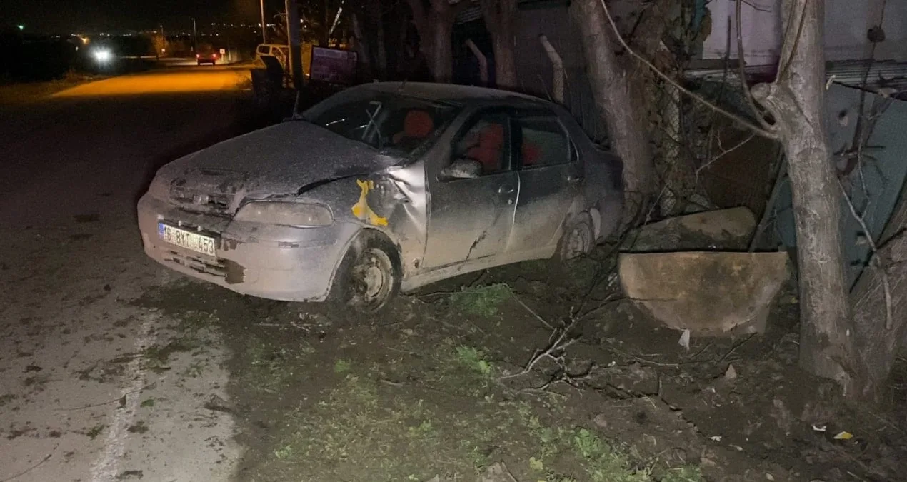 Bursa’da Otomobil Ağaca Çarptı: 4 Yaralı!