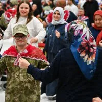 Bursa’da ‘özel’ askerlere renkli kına eğlencesi Bursa’da ‘özel’ askerlere renkli kına eğlencesi