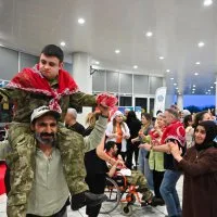 Bursa’da ‘özel’ askerlere renkli kına eğlencesi Bursa’da ‘özel’ askerlere renkli kına eğlencesi
