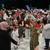 Bursa’da ‘özel’ askerlere renkli kına eğlencesi Bursa’da ‘özel’ askerlere renkli kına eğlencesi