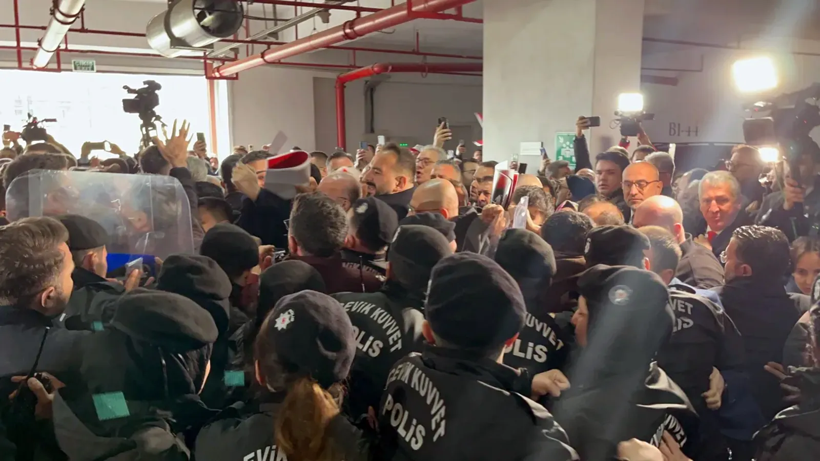 Bursa’da Seçim Gerginliği: CHP’li Üyeler İçeri Alınmadı!