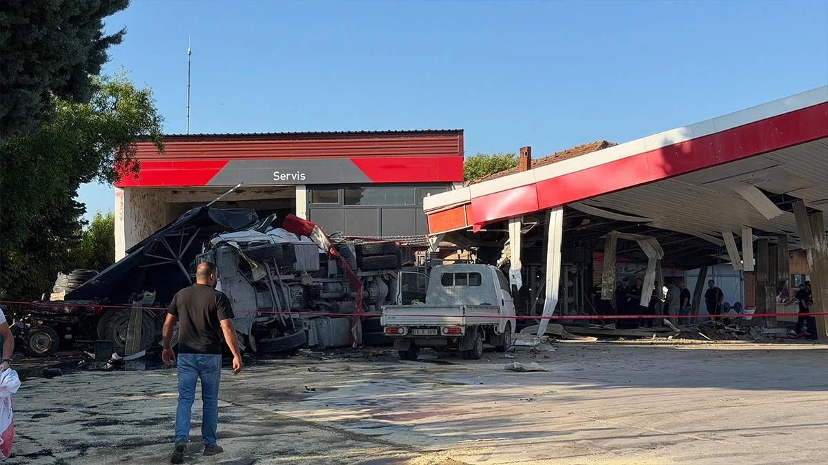 Bursa’da Tır, Akaryakıt İstasyonuna Daldı: 1 Ölü