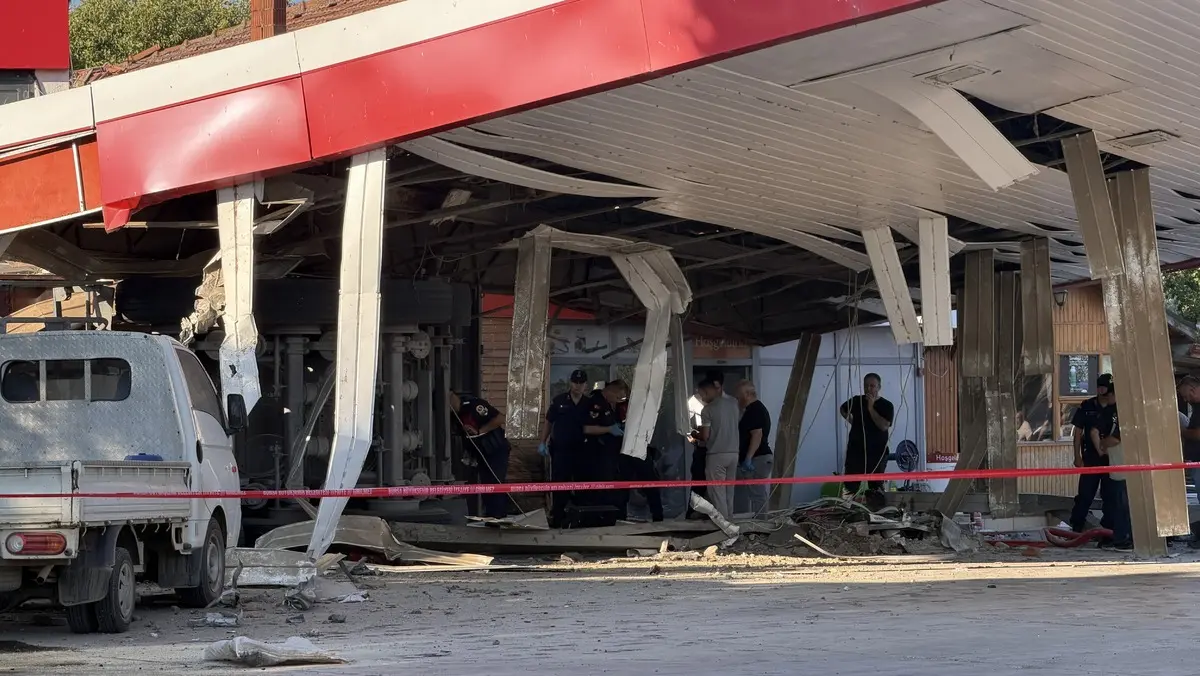 Bursa da feci kaza! Kömür yüklü tır akaryakıt istasyonuna daldı: 1 ölü 2