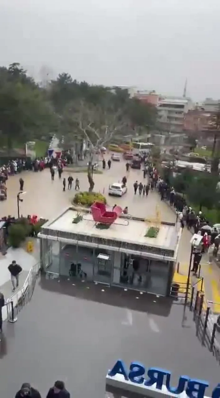 Bursa'da kuyruğun sonu görünmedi! Toplanan kalabalığın tek bir amacı var...