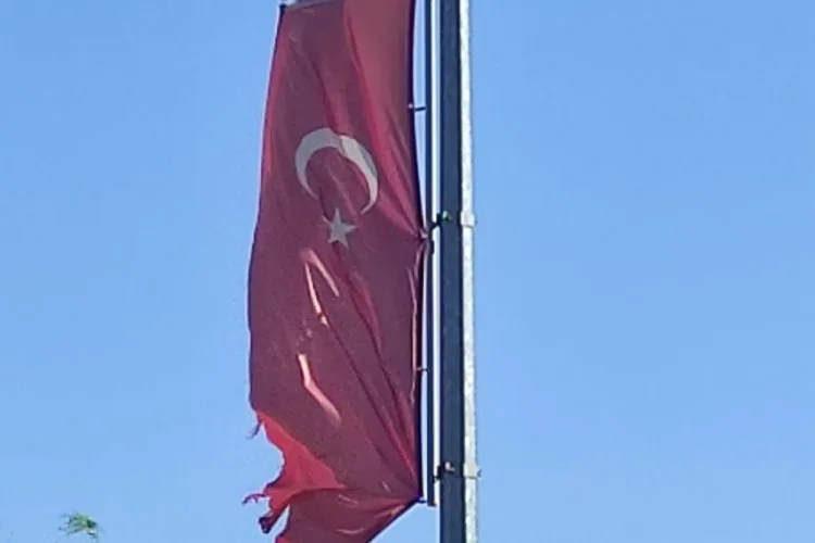 Bursa’da Yıpranmış Bayraklar Tepki Çekti!