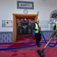 Bursa’daki camilerde Ramazan temizliği